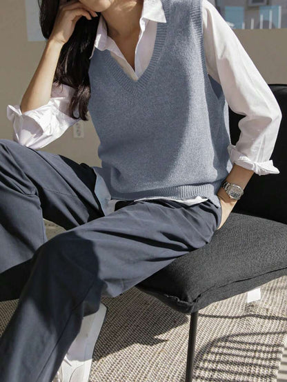 Women's V-Neck Knit Sweater Vest, Sleeveless Layering Top for Fall Work Casual - Grey