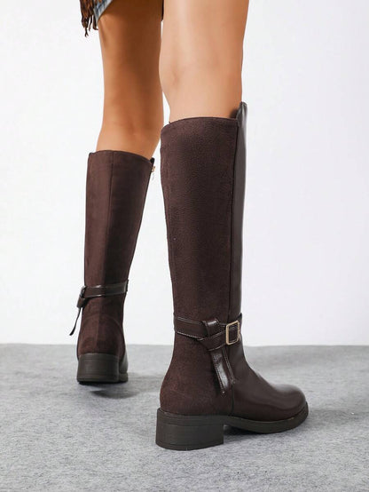 Women's Autumn/Winter Brown High-End Fashion Patchwork Belt Buckle Decor Side Zipper Retro Riding Boots, Tall Design Slimming And Elongating, Thermal Lined For Warmth And Comfort, PU+Suede Patchwork For Stylish Look, Classic Silhouette Fits Well, Flat Hee Mensa