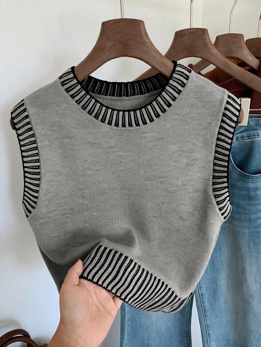 Women's Cropped Cable Knit Sweater Vest, Sleeveless Layering Top for Fall - Light Grey
