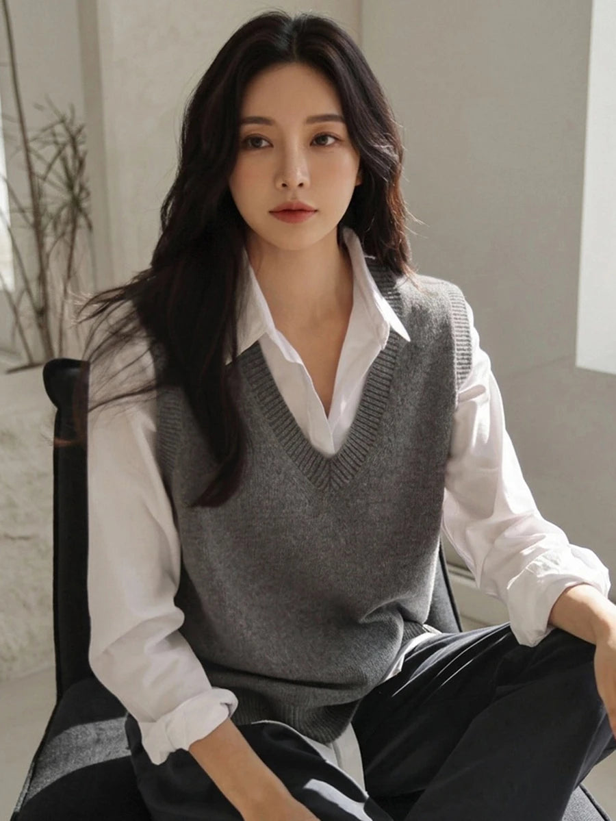 Women's V-Neck Knit Sweater Vest, Sleeveless Layering Top for Fall Work Casual - Black