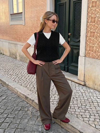 Women's Cable Knit V-Neck Sweater Vest, Sleeveless Preppy Layering Top for Fall - Black